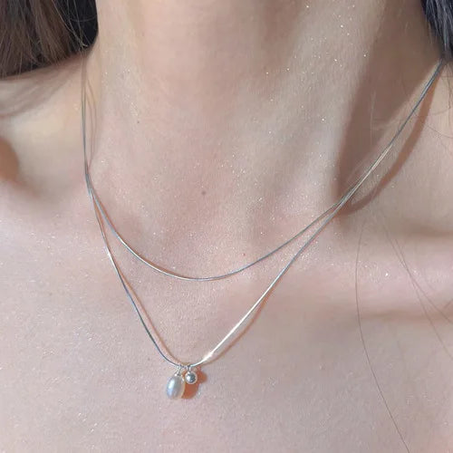 Nouveau collier perle pour femme 2025 – Style K-pop, couleur dorée, avec pendentif perlé, chaîne double couche type choker. Bijou de mode tendance gothique.