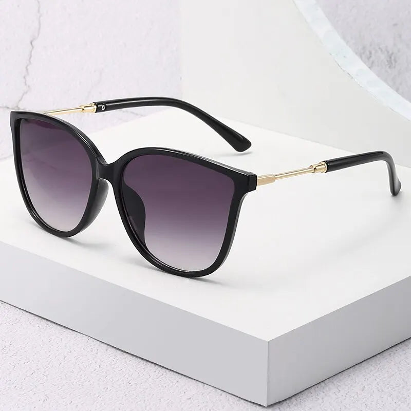 Lunettes de soleil vintage œil-de-chat pour femme – Design créateur rétro avec verres miroir, accessoire mode idéal pour la conduite.
