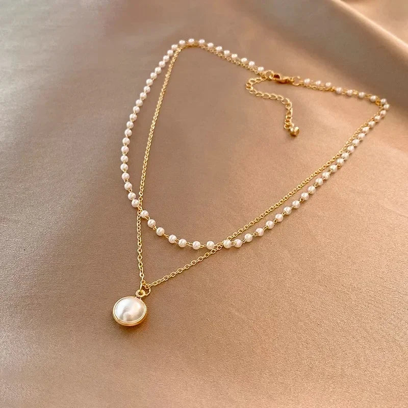 Nouveau collier perle pour femme 2025 – Style K-pop, couleur dorée, avec pendentif perlé, chaîne double couche type choker. Bijou de mode tendance gothique.