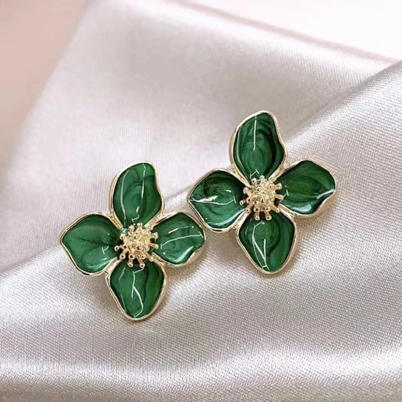 Boucles d’oreilles clous fleur hibiscus émaillée tombante pour femmes et filles, style français vintage 2025, mode coréenne, bijoux romantiques pour mariage, idées cadeaux.