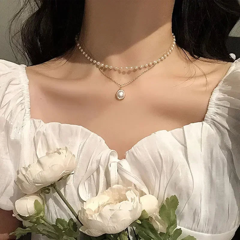 Nouveau collier perle pour femme 2025 – Style K-pop, couleur dorée, avec pendentif perlé, chaîne double couche type choker. Bijou de mode tendance gothique.