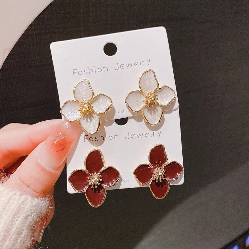 Boucles d’oreilles clous fleur hibiscus émaillée tombante pour femmes et filles, style français vintage 2025, mode coréenne, bijoux romantiques pour mariage, idées cadeaux.