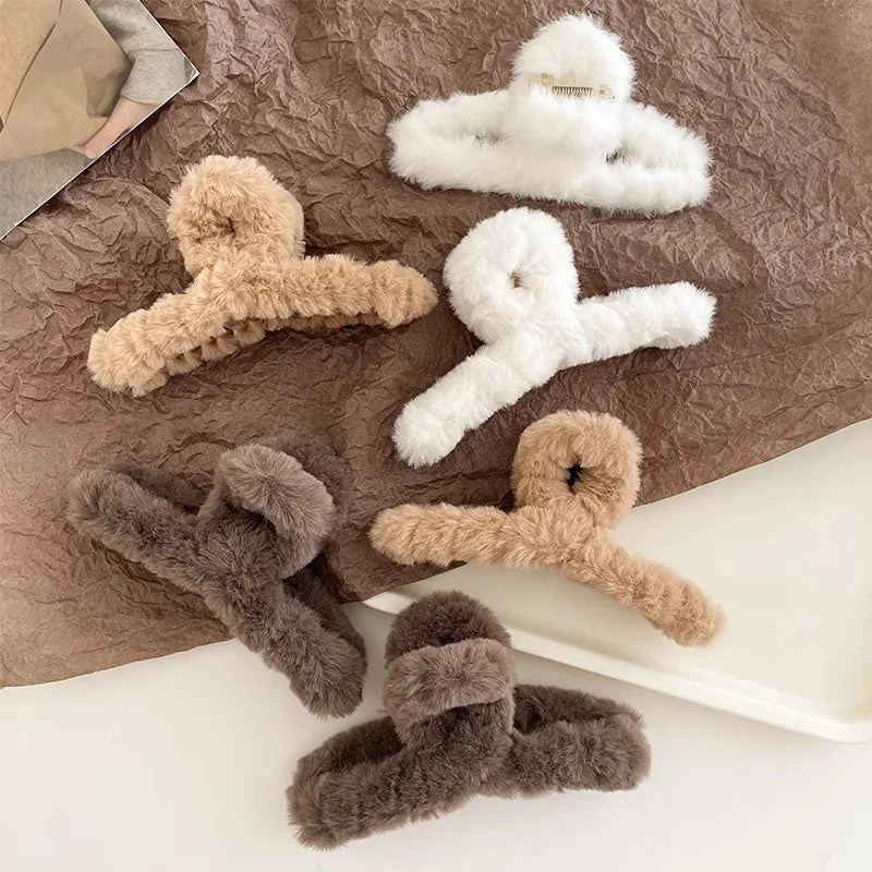 Grande Pince à Cheveux Peluche 14 cm – Style Coréen Élégant – Accessoire Fille/Femme