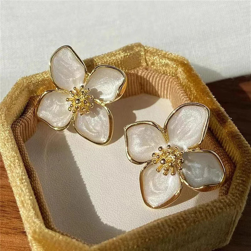 Boucles d’oreilles clous fleur hibiscus émaillée tombante pour femmes et filles, style français vintage 2025, mode coréenne, bijoux romantiques pour mariage, idées cadeaux.
