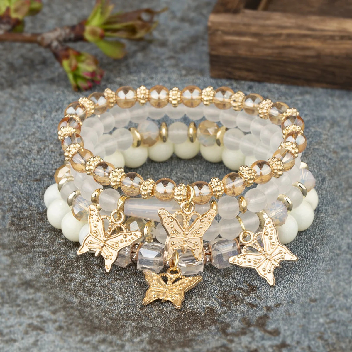 Lot de 4 bracelets tendance pour femme – Perles roses avec papillon, chaîne élastique, style bohème, parfait pour les fêtes et idées cadeaux