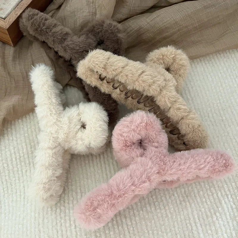 Grande Pince à Cheveux Peluche 14 cm – Style Coréen Élégant – Accessoire Fille/Femme