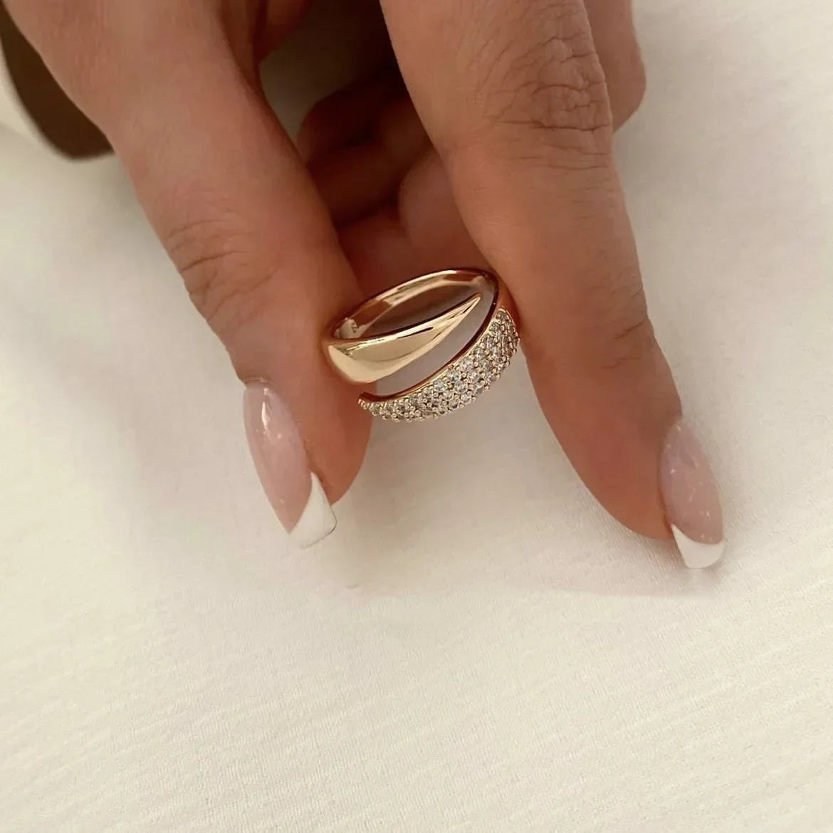 Bague soleil 2025 en acier inoxydable plaquée or 18K pour femme – pierre naturelle incrustée dans une bague ajourée à texture métallique, bijou tendance.