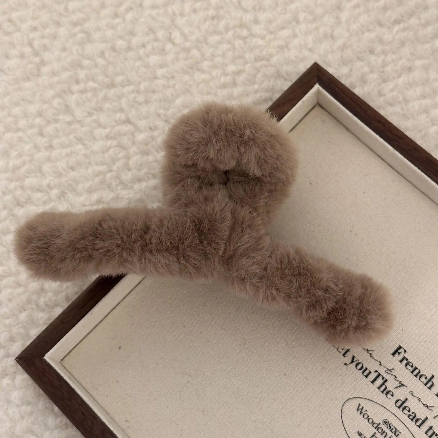 Grande Pince à Cheveux Peluche 14 cm – Style Coréen Élégant – Accessoire Fille/Femme