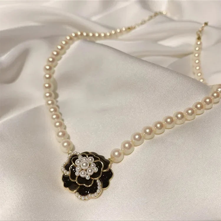 Nouveau collier perle pour femme 2025 – Style K-pop, couleur dorée, avec pendentif perlé, chaîne double couche type choker. Bijou de mode tendance gothique.