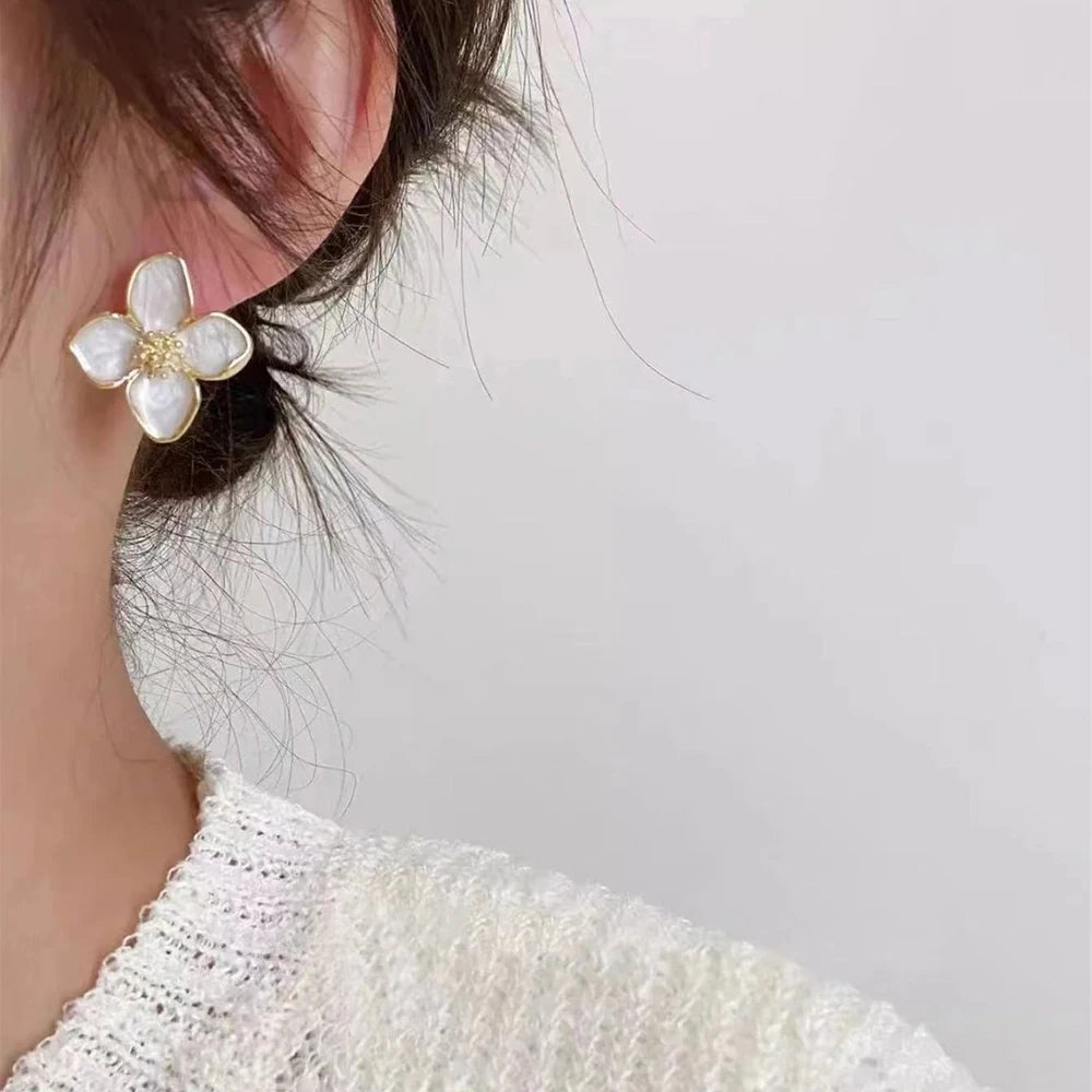 Boucles d’oreilles clous fleur hibiscus émaillée tombante pour femmes et filles, style français vintage 2025, mode coréenne, bijoux romantiques pour mariage, idées cadeaux.