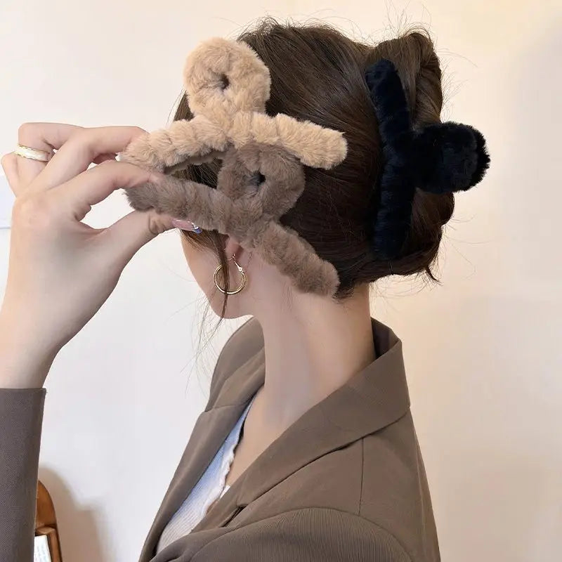 Grande Pince à Cheveux Peluche 14 cm – Style Coréen Élégant – Accessoire Fille/Femme