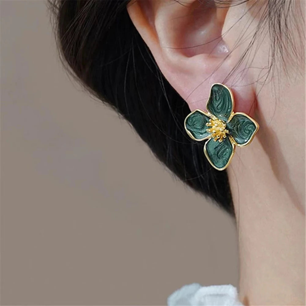 Boucles d’oreilles clous fleur hibiscus émaillée tombante pour femmes et filles, style français vintage 2025, mode coréenne, bijoux romantiques pour mariage, idées cadeaux.