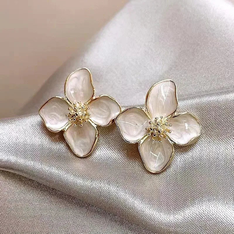 Boucles d’oreilles clous fleur hibiscus émaillée tombante pour femmes et filles, style français vintage 2025, mode coréenne, bijoux romantiques pour mariage, idées cadeaux.