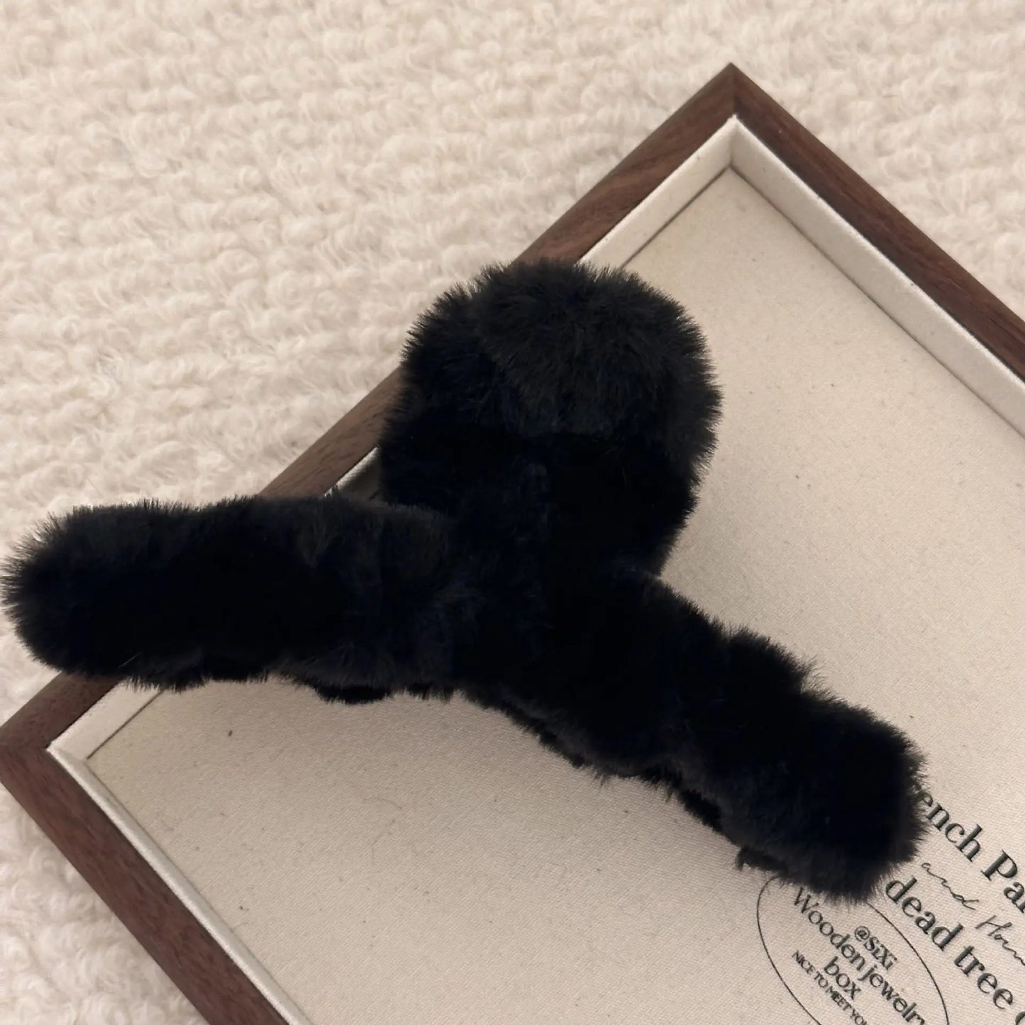 Grande Pince à Cheveux Peluche 14 cm – Style Coréen Élégant – Accessoire Fille/Femme