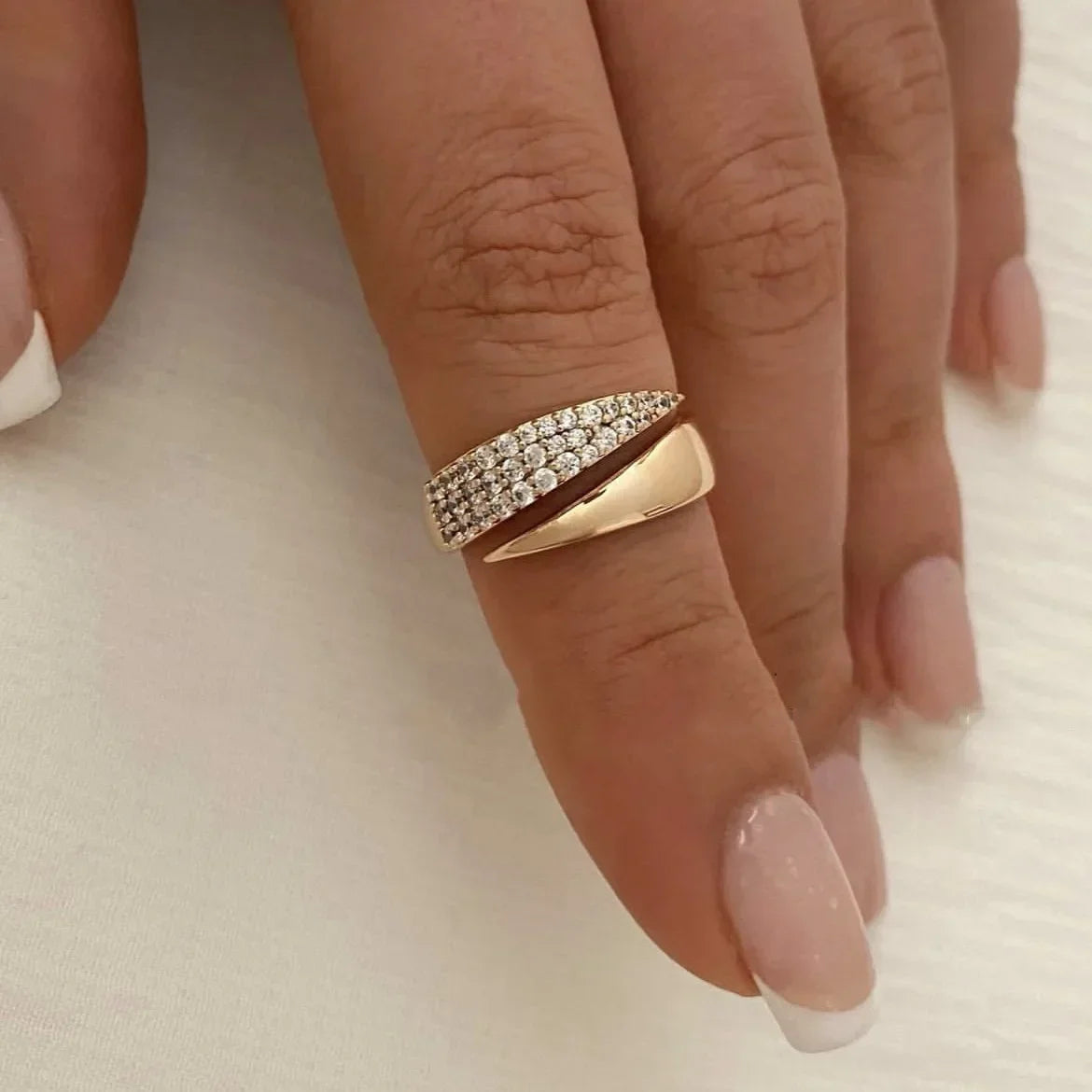 Bague soleil 2025 en acier inoxydable plaquée or 18K pour femme – pierre naturelle incrustée dans une bague ajourée à texture métallique, bijou tendance.