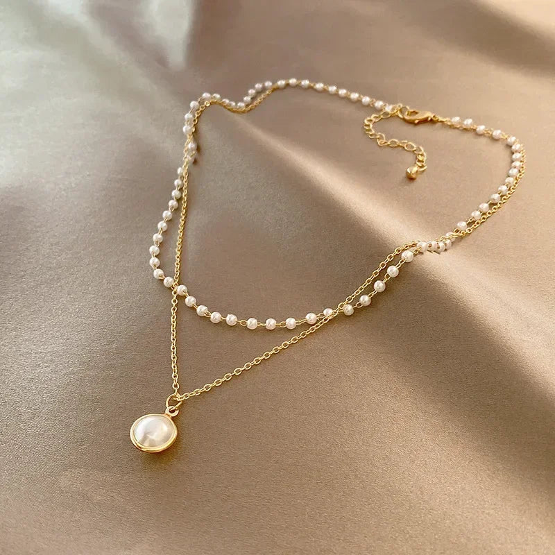 Nouveau collier perle pour femme 2025 – Style K-pop, couleur dorée, avec pendentif perlé, chaîne double couche type choker. Bijou de mode tendance gothique.