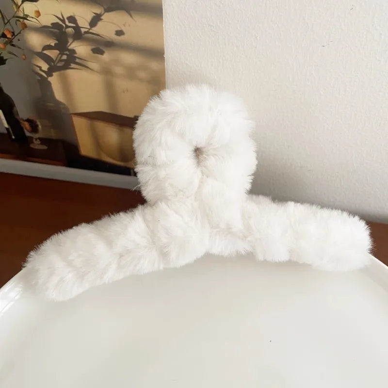 Grande Pince à Cheveux Peluche 14 cm – Style Coréen Élégant – Accessoire Fille/Femme