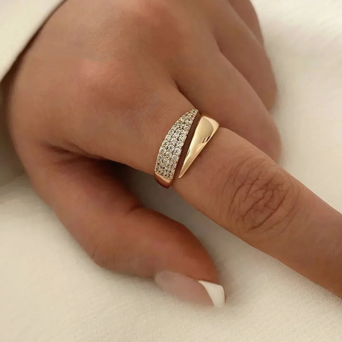 Bague soleil 2025 en acier inoxydable plaquée or 18K pour femme – pierre naturelle incrustée dans une bague ajourée à texture métallique, bijou tendance.