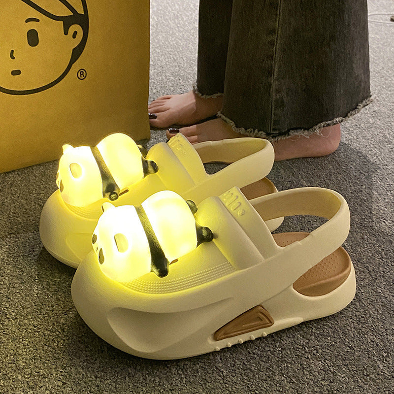 Pantoufles mignonnes 2025 avec lampe panda, sandales d'été femme, chaussures légères et amusantes