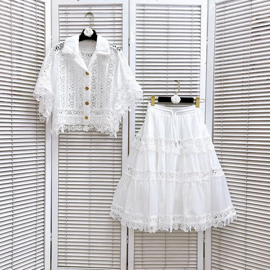 Ensemble deux pièces luxe été 2025 : veste en dentelle brodée + top blanc + jupe plissée courte.