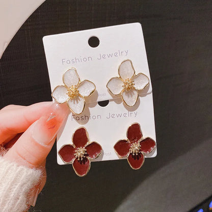 Boucles d’oreilles clous fleur hibiscus émaillée tombante pour femmes et filles, style français vintage 2025, mode coréenne, bijoux romantiques pour mariage, idées cadeaux.