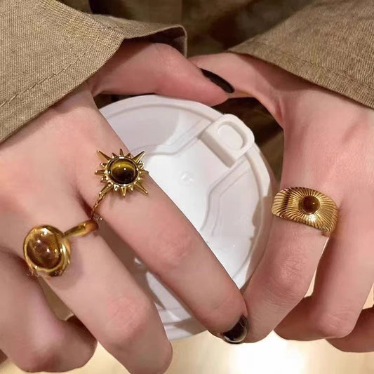 **Bague vintage dorée avec pierre brune, style soleil irrégulier – Bijou esthétique pour femme ou fille, idéal en cadeau ou pour une soirée.**