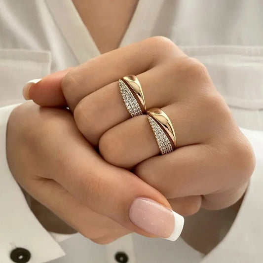 Bague soleil 2025 en acier inoxydable plaquée or 18K pour femme – pierre naturelle incrustée dans une bague ajourée à texture métallique, bijou tendance.
