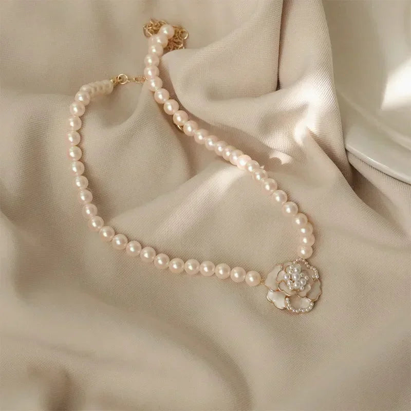 Nouveau collier perle pour femme 2025 – Style K-pop, couleur dorée, avec pendentif perlé, chaîne double couche type choker. Bijou de mode tendance gothique.