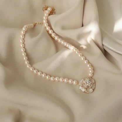 Nouveau collier perle pour femme 2025 – Style K-pop, couleur dorée, avec pendentif perlé, chaîne double couche type choker. Bijou de mode tendance gothique.