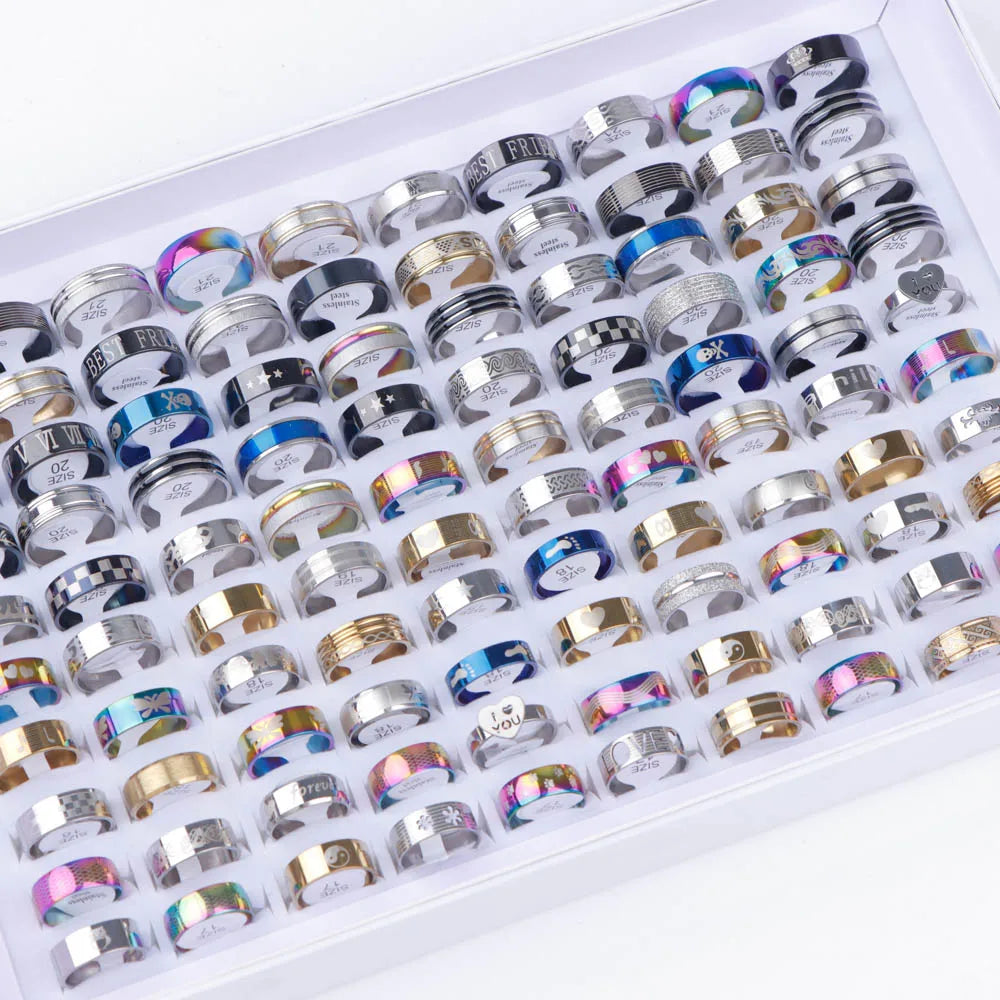 Lot de 10/20/30/50 bagues en acier inoxydable – Anneaux colorés à rayures ajourées, tendance et mode, pour femmes. Idéal en soirée, en déco ou en cadeau.