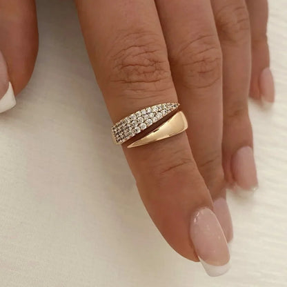 Bague soleil 2025 en acier inoxydable plaquée or 18K pour femme – pierre naturelle incrustée dans une bague ajourée à texture métallique, bijou tendance.