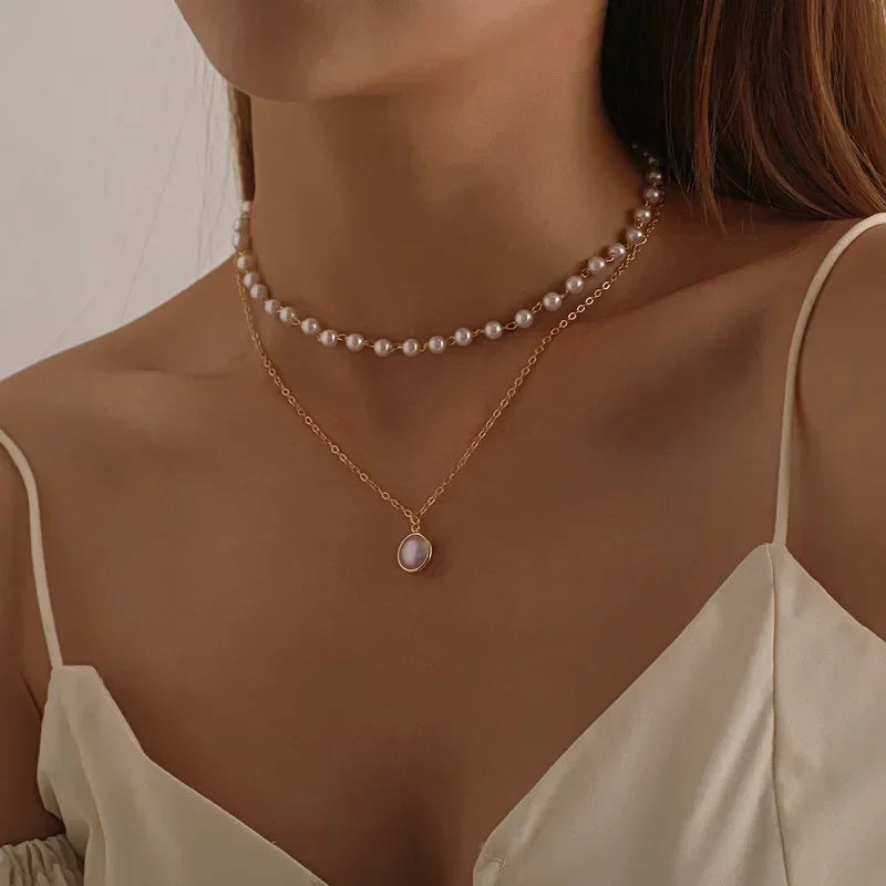 Nouveau collier perle pour femme 2025 – Style K-pop, couleur dorée, avec pendentif perlé, chaîne double couche type choker. Bijou de mode tendance gothique.