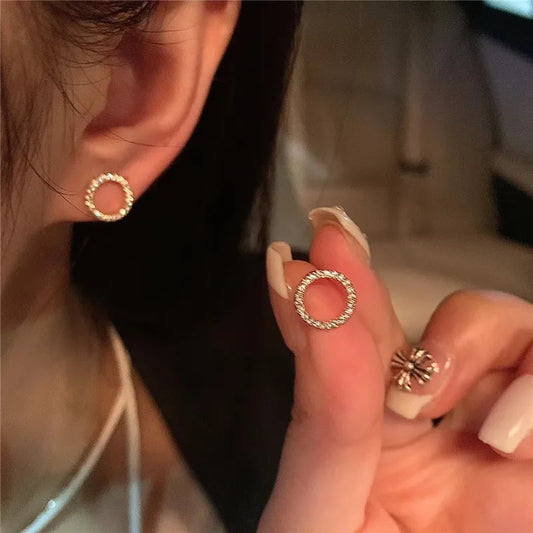 Boucles d’oreilles puces délicates cercle petit pour femmes – Couleur or avec cristal, style minimaliste coréen, bijoux mode estivale pour soirée.